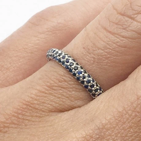 Alliance Pavée De Saphirs Bleus Pour Femme En Or 11 Alliance Pavée De Saphirs Bleus Pour Femme En Or – Image 9