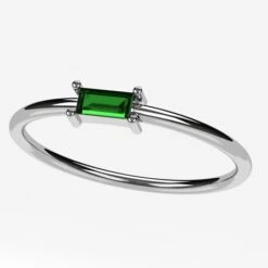 Bague Fine En Or Avec Émeraude En Baguette