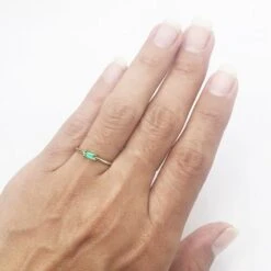 Bague Fine En Or Avec Émeraude En Baguette -Vivalatina Boutiqe Bague emeraude solitaire baguette 10