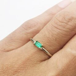 Bague Fine En Or Avec Émeraude En Baguette -Vivalatina Boutiqe Bague emeraude solitaire baguette 9