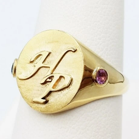 Chevalière Homme En Or Avec Initiales En Relief 4 Chevalière Homme En Or Avec Initiales En Relief – Image 2