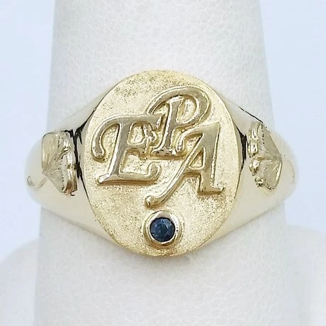 Chevalière Homme En Or Avec Initiales En Relief 8 Chevalière Homme En Or Avec Initiales En Relief – Image 6