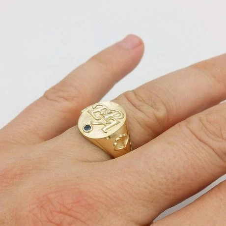 Chevalière Homme En Or Avec Initiales En Relief 11 Chevalière Homme En Or Avec Initiales En Relief – Image 9