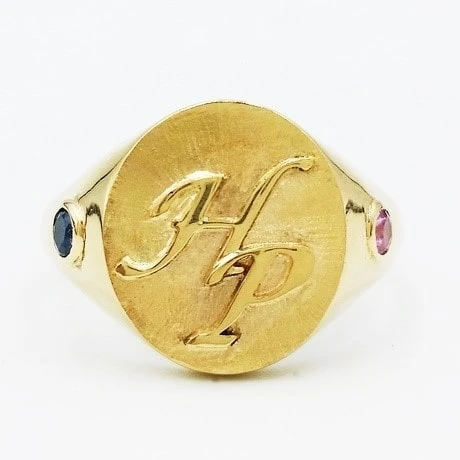 Chevalière Homme En Or Avec Initiales En Relief 12 Chevalière Homme En Or Avec Initiales En Relief – Image 10