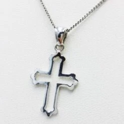 Collier Pendentif Croix Fine 7 Collier Pendentif Croix Fine -Vivalatina Boutiqe Collier pendentif croix fine or 2