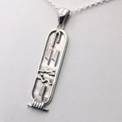 Pendentif Cartouche Égyptien Prénom 18 Pendentif Cartouche Égyptien Prénom -Vivalatina Boutiqe Pendentif hieroglyphe sylvie 2