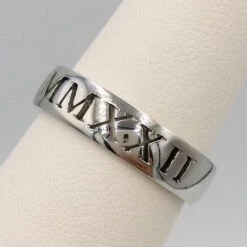 Alliance Romaine En Or Massif Avec Gravure De La Date De Mariage En Écriture Romaine -Vivalatina Boutiqe allianceromaine 1 Copy