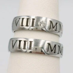 Alliance Romaine En Or Massif Avec Gravure De La Date De Mariage En Écriture Romaine -Vivalatina Boutiqe allianceromaine 4