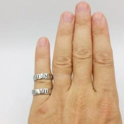 Alliance Romaine En Or Massif Avec Gravure De La Date De Mariage En Écriture Romaine -Vivalatina Boutiqe allianceromaine 7 Copy