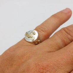 Bague Triskel Celtique Ronde En Argent Et Or 18k -Vivalatina Boutiqe bague chevaliere triskel 4