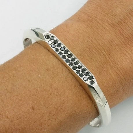 Jonc Pour Homme En Argent Avec Diamants Noirs 6 Jonc Pour Homme En Argent Avec Diamants Noirs – Image 4