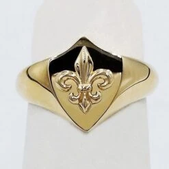 Chevalière Fleur De Lys 28 Chevalière Fleur De Lys -Vivalatina Boutiqe chevaliere fleur lys or 2 min