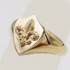 Chevalière Fleur De Lys 18 Chevalière Fleur De Lys -Vivalatina Boutiqe chevaliere fleur lys or 3 min