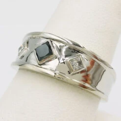 Chevalière Diamant Noir -Vivalatina Boutiqe chevaliere homme diamant noir princesse or blanc 18 carats 3