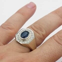 Chevalière Gros Saphir Bleu Oval 20 Chevalière Gros Saphir Bleu Oval -Vivalatina Boutiqe chevaliere saphir homme or blanc 18 carats 7