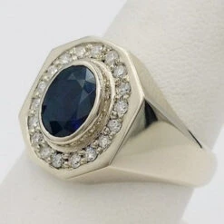 Chevalière Gros Saphir Bleu Oval 21 Chevalière Gros Saphir Bleu Oval -Vivalatina Boutiqe chevaliere saphir homme or blanc 18 carats 8