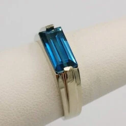 Chevalière Pierre De Topaze Bleue -Vivalatina Boutiqe chevaliere topaze or blanc 18 carats 1
