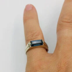 Chevalière Pierre De Topaze Bleue -Vivalatina Boutiqe chevaliere topaze or blanc 18 carats 4