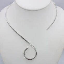Collier Rigide Ouvert En Argent Martelé Pour Femme