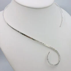Collier Rigide Ouvert En Argent Martelé Pour Femme -Vivalatina Boutiqe collier rigide ouvert 3