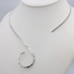 Collier Rigide Ouvert En Argent Martelé Pour Femme -Vivalatina Boutiqe collier rigide ouvert 4
