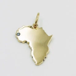 Pendentif Carte Afrique En Or 18k -Vivalatina Boutiqe pendentif afrique or jaune 18k et diamant noir 1