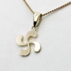 Pendentif Croix Basque Or -Vivalatina Boutiqe pendentif croix basque en or jaune 18 carats