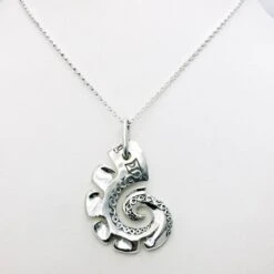 Pendentif Hameçon Polynésien 11 Pendentif Hameçon Polynésien -Vivalatina Boutiqe pendentif hamecon maori 4