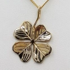 Pendentif Trèfle à Quatre Feuilles En Or 22 Pendentif Trèfle à Quatre Feuilles En Or -Vivalatina Boutiqe pendentif trefle or 4