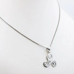 Pendentif Triskel En Or -Vivalatina Boutiqe pendentiftriskelorblanc18carats 2 2b740998 e598 4645 b3b8 ec9fa6a8826f