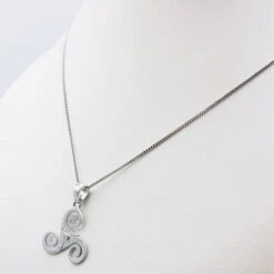 Pendentif Triskel En Or -Vivalatina Boutiqe pendentiftriskelorblanc18carats 3 070fd3d7 1ae6 4082 ab1d 057aa6e23f66