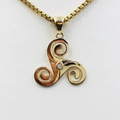 Pendentif Triskel En Or -Vivalatina Boutiqe pendentiftriskelorjaune18carats 2