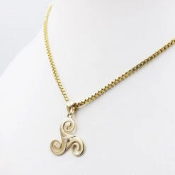 Pendentif Triskel En Or -Vivalatina Boutiqe pendentiftriskelorjaune18carats 4